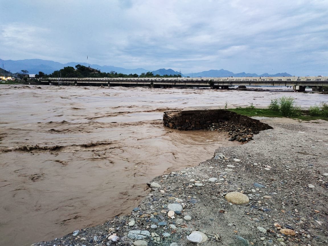 Pakistan Confronts Climate Crisis : Analyzing the 2022 Floods and Beyond